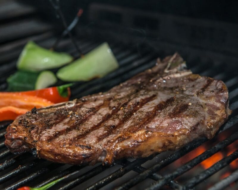 beef Club Steak a la parrilla - carne barbacoa - Lindo Beef - online - Lomo Bajo con Hueso